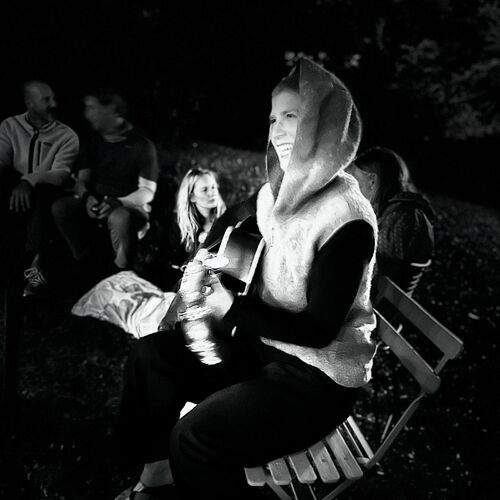 Eva Lynn mit Gitarre schwarz weiss