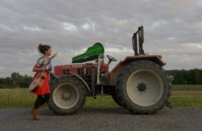 Evelyn Funkhouser als Traktoristin + Musikerin